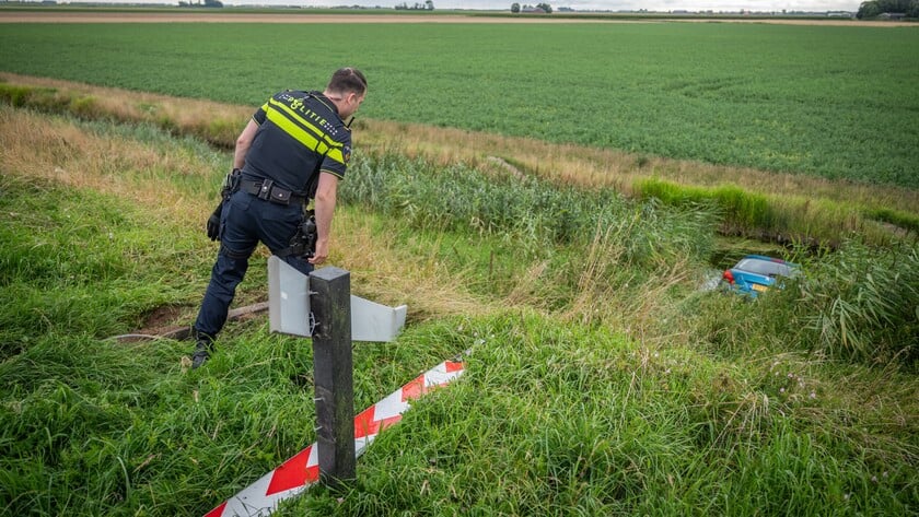 Bestuurder onder invloed rijdt de sloot in