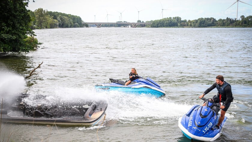 Twee personen gered bij bootbrand