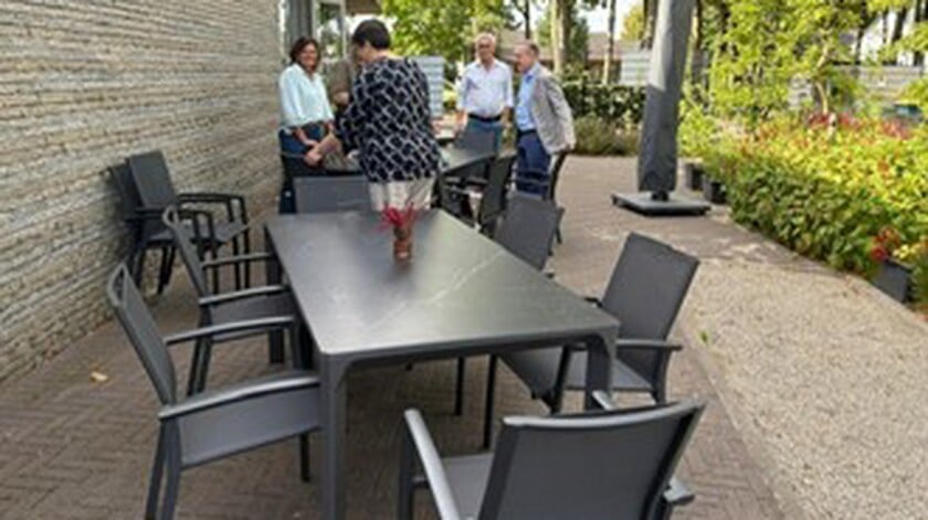 Rotary’s schenken tuinmeubelen aan Odensehuis Hoeksche Waard