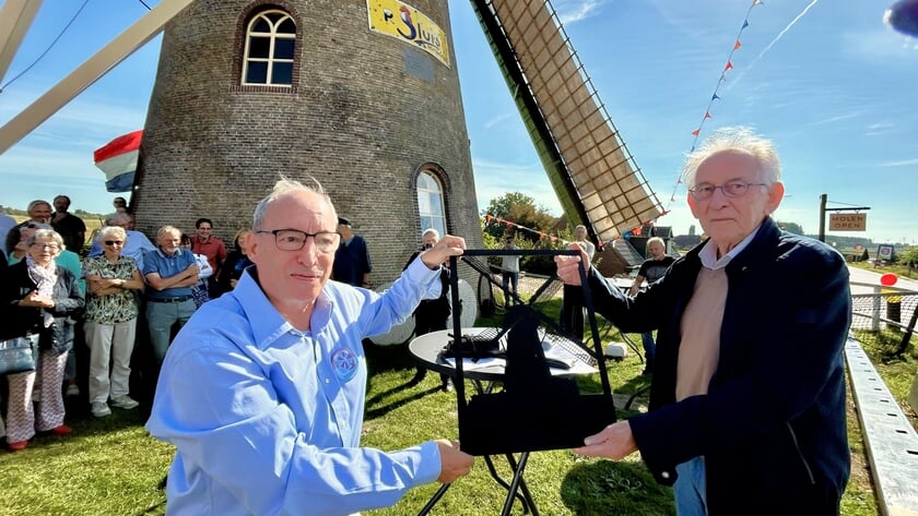 Molensilhouet als blijk van waardering voor Jan en Ben