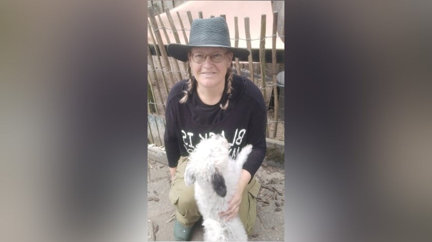Marianne de Vetten en haar hond Bass wandelen voor een toekomst zonder MS