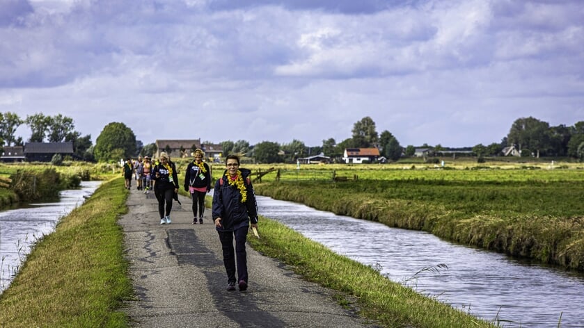 Regen krijgt 2.200 deelnemers Wandel Feest Hoeksche Waard niet klein