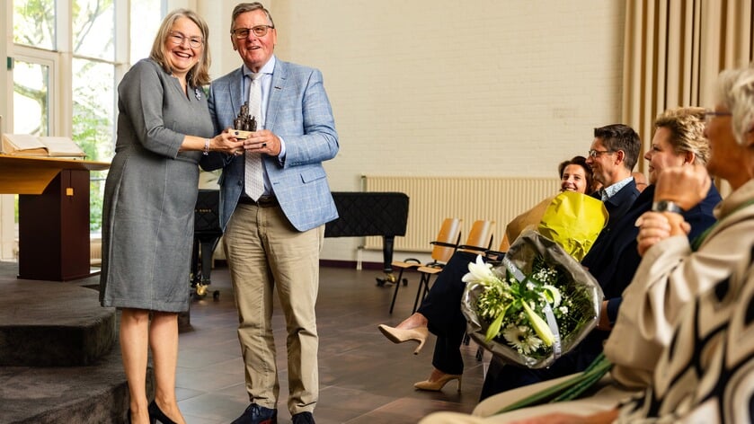 Bronzen beeld voor organist en dirigent Adri Poortvliet