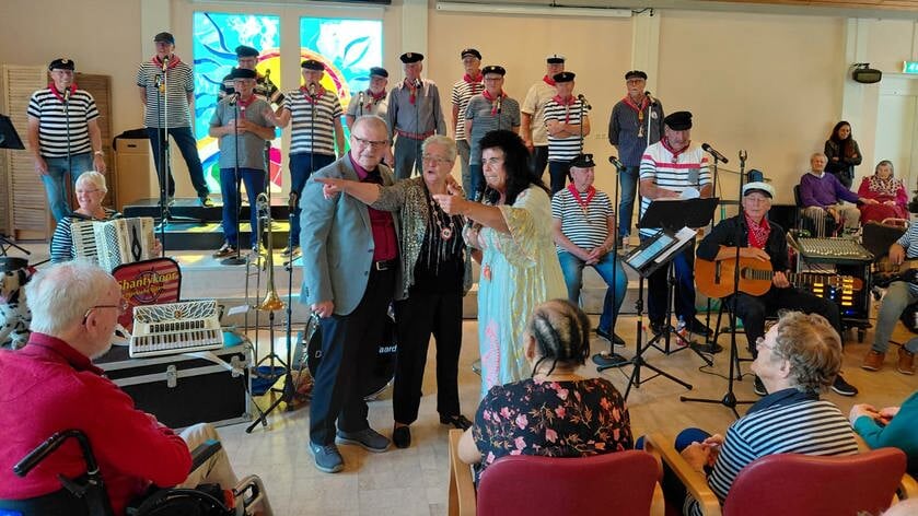 Shantykoor De Hoeksche Waard treedt op op feest