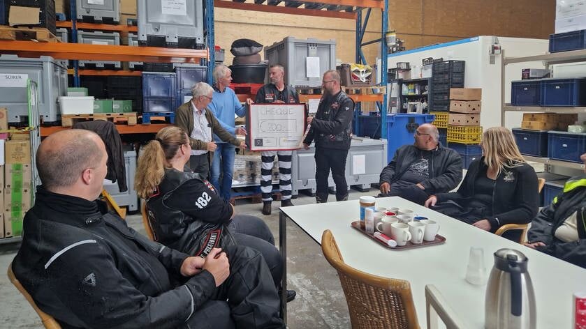 Motortour club Roudbears doet schenking aan Voedselbank Hoeksche Waard