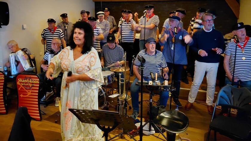 Vrijwilligers Voedselbank krijgen concert van Shantykoor