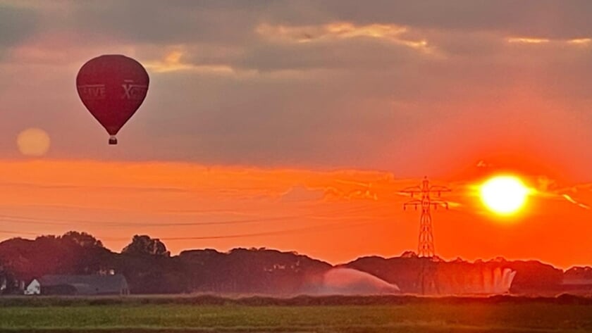 Luchtballon maakt plaatje ondergaande zon nog mooier
