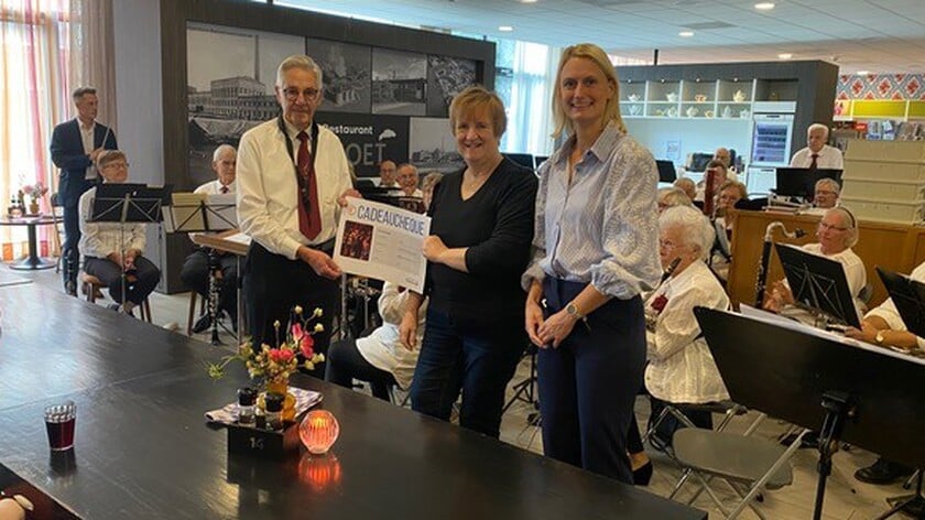 Rabobank ondersteunt Senioren Orkest Hoeksche Waard met symbolische cheque