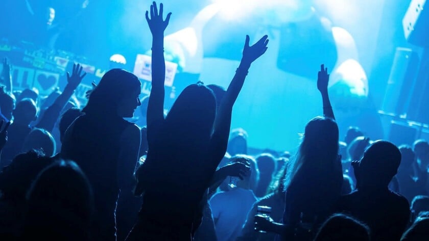 Win vrijkaarten voor We All Love avond