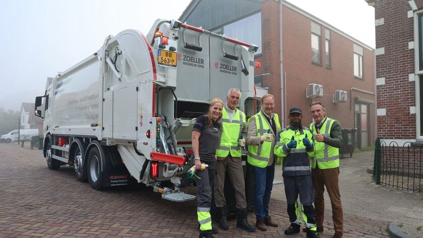 Wethouders mee met eerste rit nieuwe afvalinzamelaar