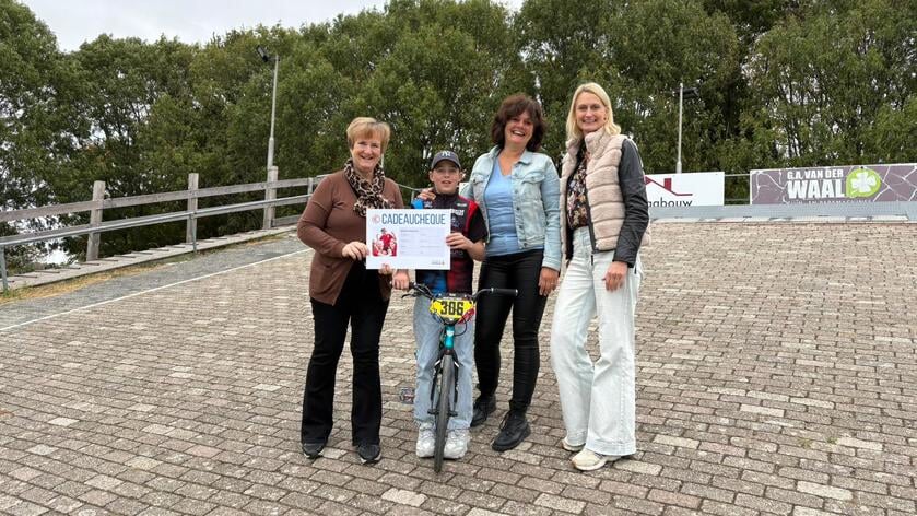Rabobank Hoeksche Waard steunt FCC de Spuicrossers met €10.000 voor baanrenovatie