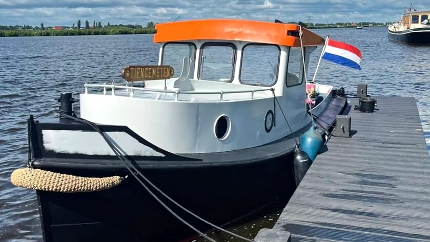 Vroegere ‘postboot’ Tiengemeten wordt nu gekoesterd in Winsum