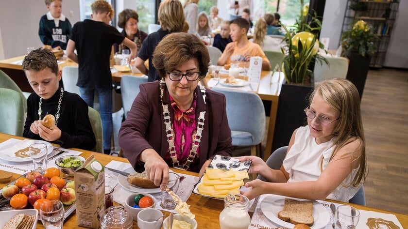 Leerlingen van basisschool De Molenwiek genieten van Burgemeestersontbijt