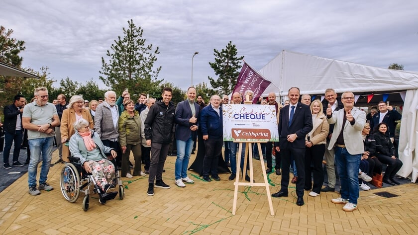 Bewoners vieren feestelijke oplevering van nieuwe wijk De Veldspring in Strijen