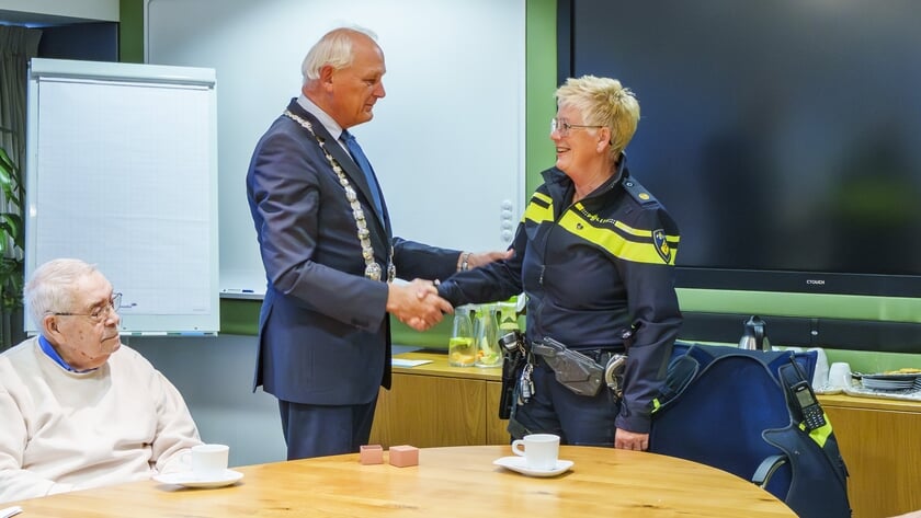 Burgemeester Cor Lamers reikt Blauw Hart uit aan Zuidlandse wijkagent Lisette Scholten