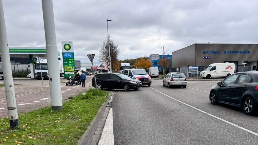 Auto en scootmobiel in botsing Nijverheidsweg