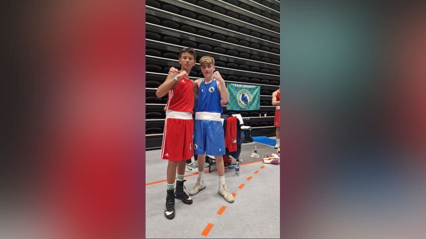 Bokser Ray Oudenes (15) onderuit bij HSK Box Cup