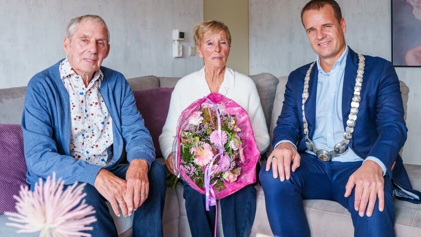 Locoburgemeester Hamerslag feliciteert briljanten bruidspaar