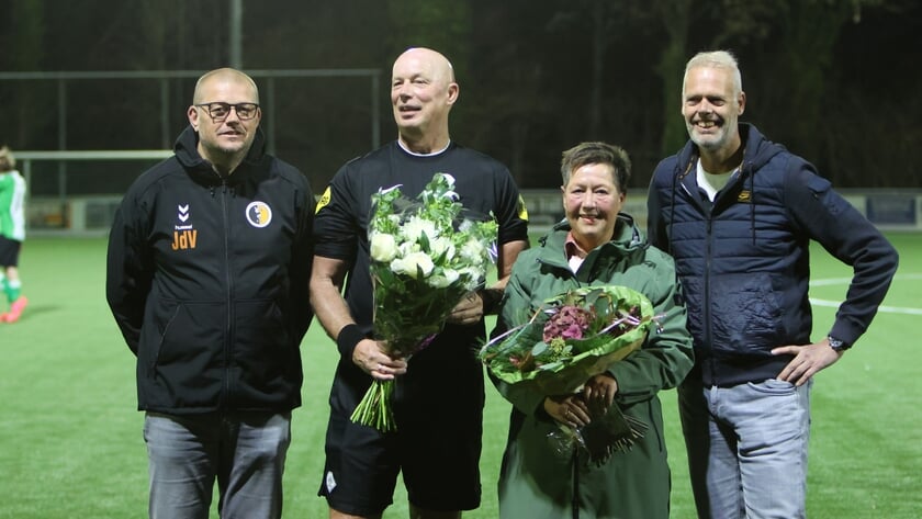 Cadeaus en jubileumfluit voor Jacques van Schooneveld