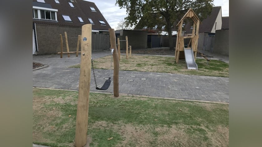 Nieuwe speeltoestellen in speeltuin Voorhof 5