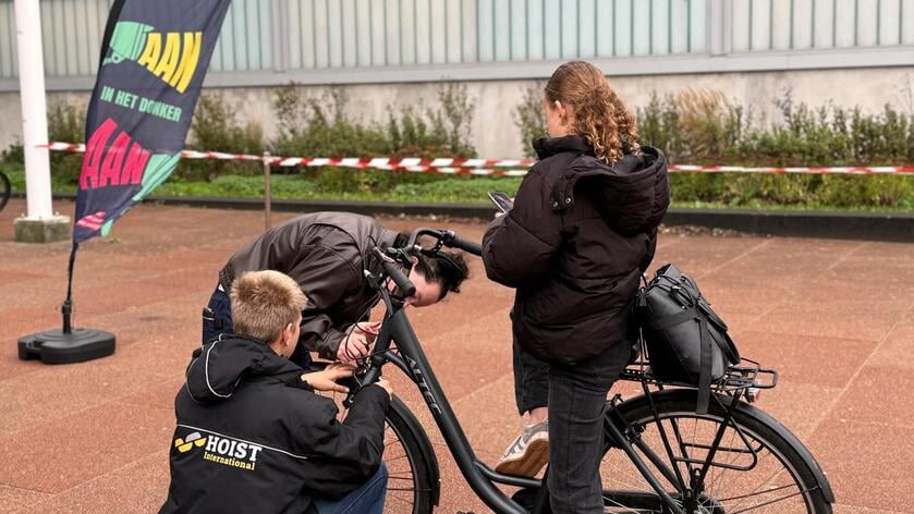 Leerlingen Maerlant goed verlicht op de fiets