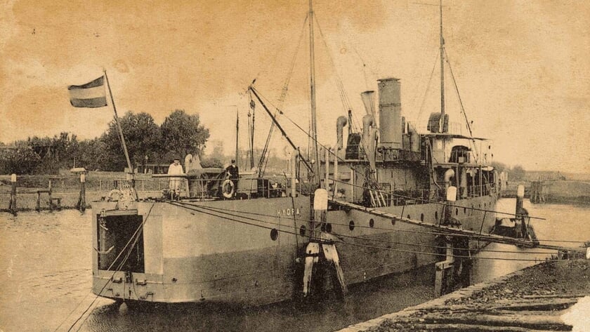 De Hr.Ms. Hydra in de Koopvaardijhaven