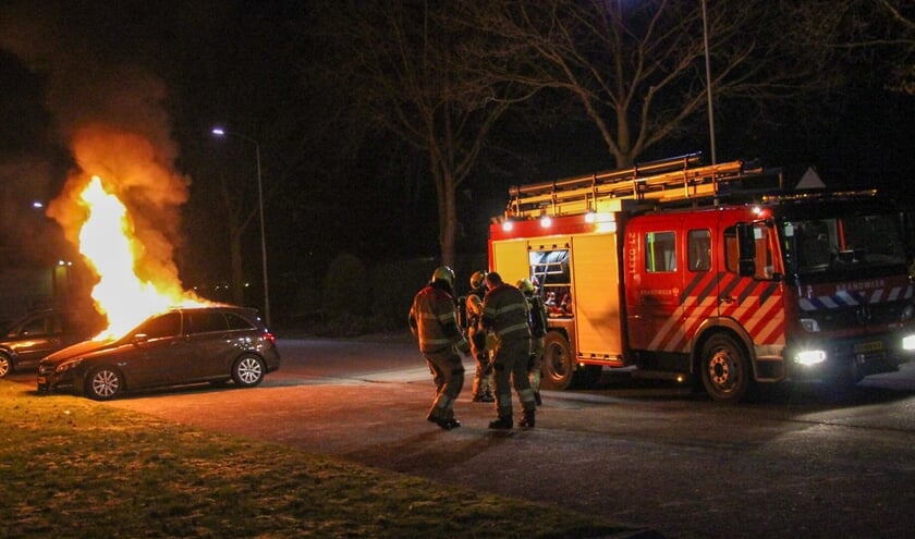 Auto in lichterlaaie bij woonboulevard Oss