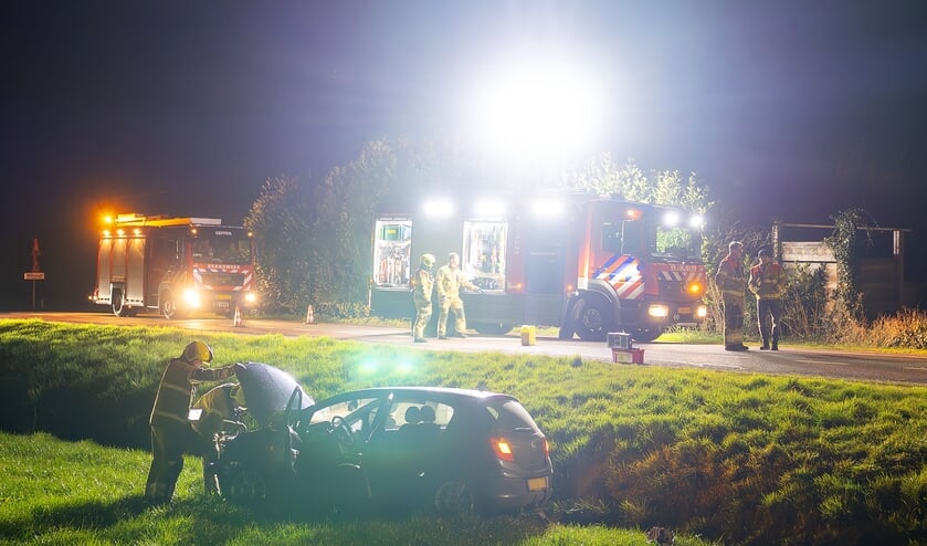 Auto belandt in weiland na aanrijding in Geffen