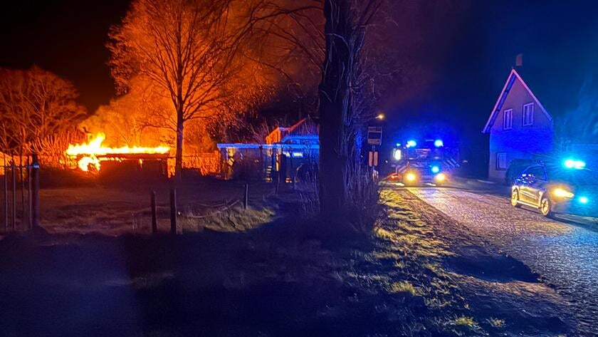 Schuurtje achter woning vliegt in brand in Keldonk