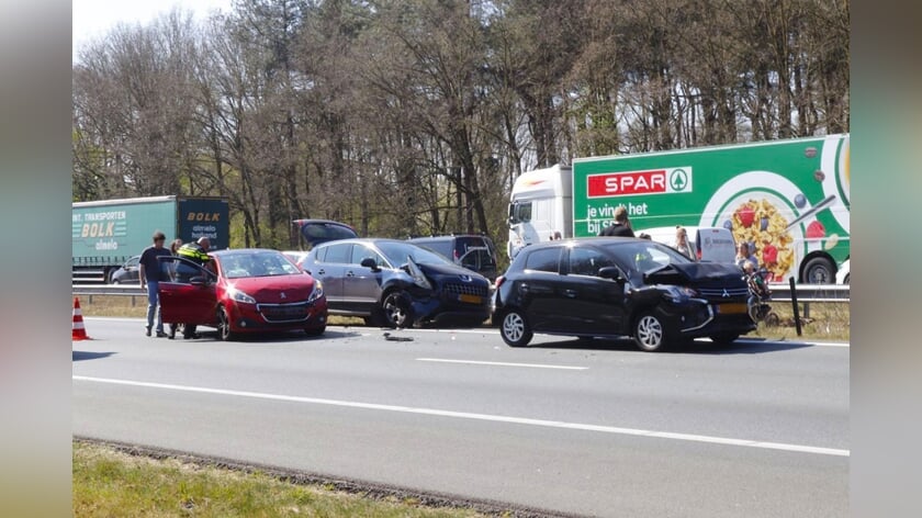 Ongeval met vier voertuigen op A50 bij Herpen