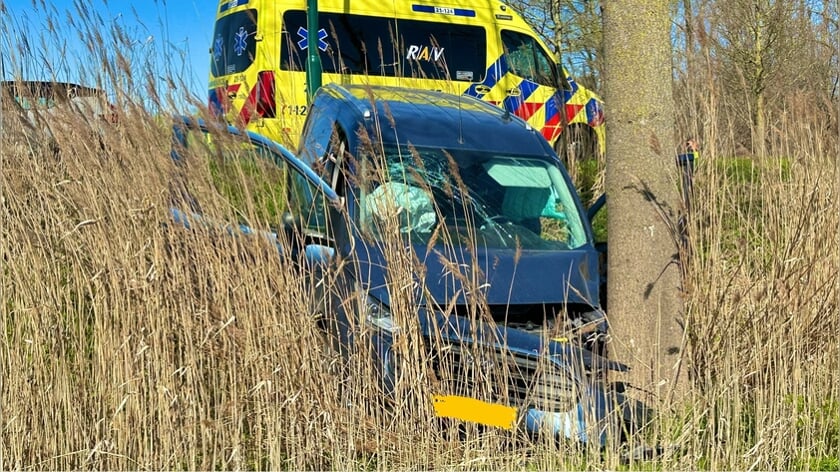 Auto rijdt rechtdoor in bocht en komt tegen boom tot stilstand Baron van den Bogaerdelaan in Heeswij