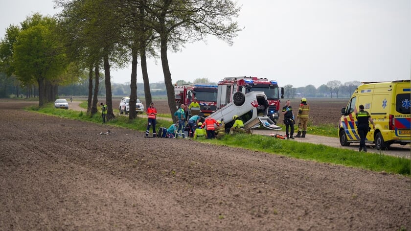 Auto slaat over de kop op onverharde weg tussen Herpen en Schaijk