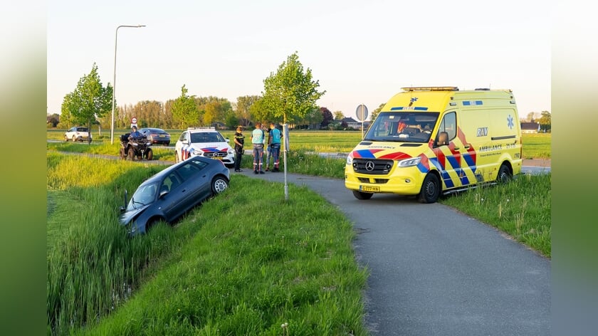 Hulpverleners hebben handen vol aan beschonken broers met auto in sloot