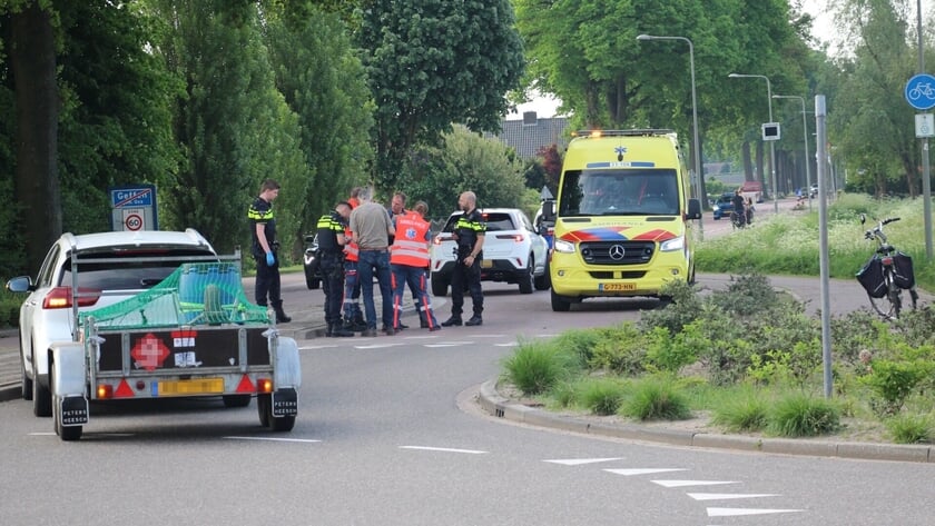 Fietser gewond na ongeval op rotonde in Geffen