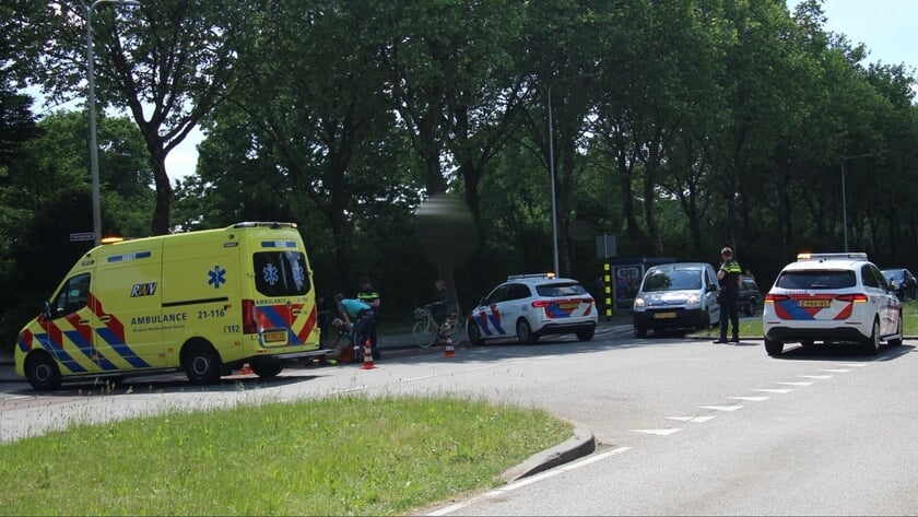 Fietser komt in botsing met auto op de Staringstraat in Oss