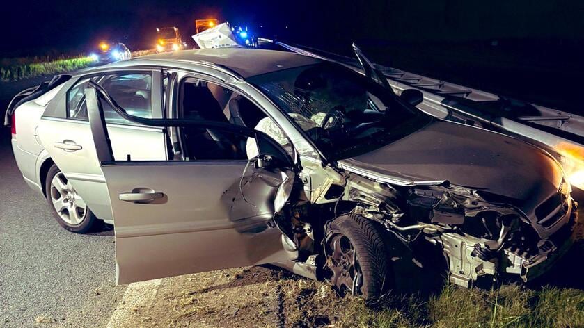 Auto botst achterop vrachtwagen op A50