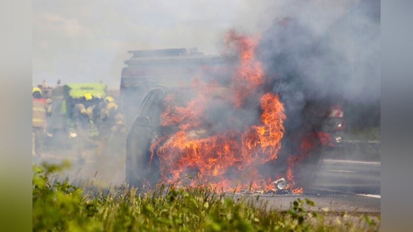 Auto uitgebrand op A50 bij Herpen