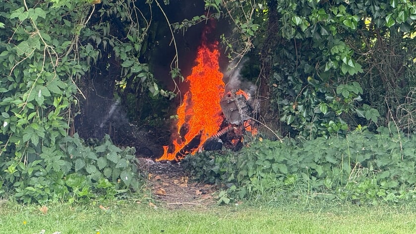 Brandweer blust scooterbrand aan Lavasveld Veghel