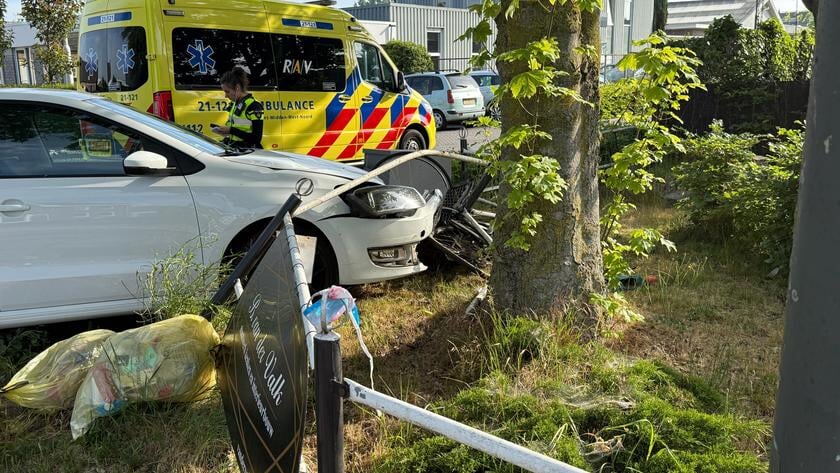Auto en fietser komen in botsing in Veghel