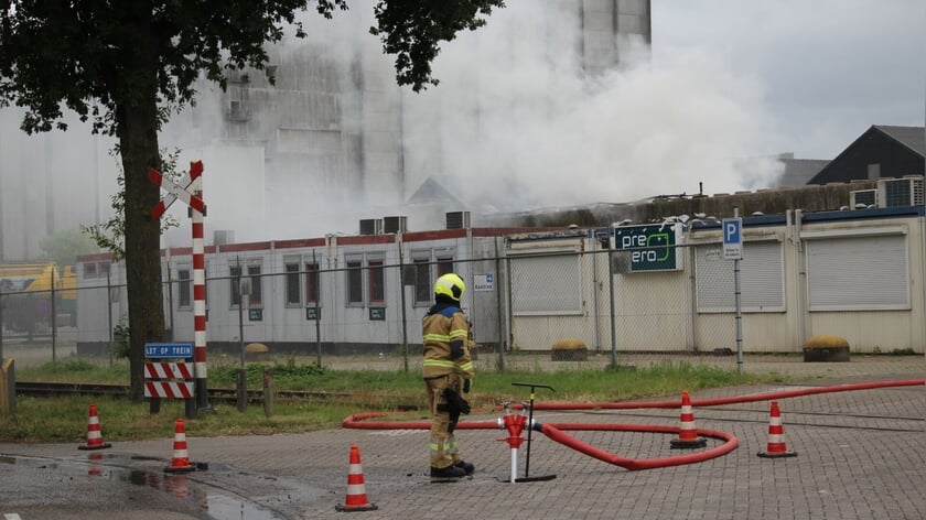Flinke rookontwikkeling door brandende afvalberg bij recyclingbedrijf