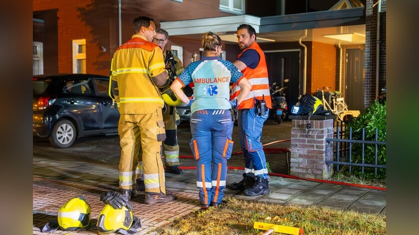 Brandweer redt man uit woning vol rook in Geffen