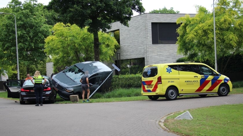 Bestelauto in hekwerk beland na ongeval op de Dennenlaan