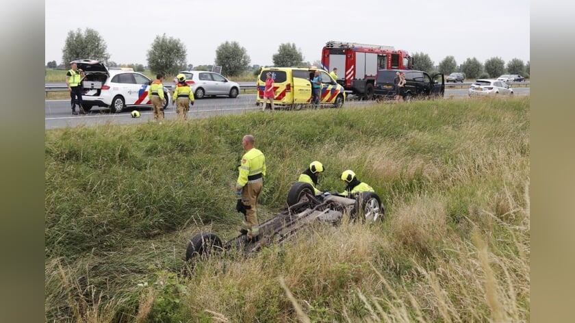 Auto belandt op de kop in sloot langs A50 bij Herpen