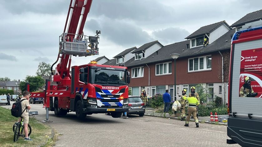 Dak van Veghelse woning vliegt in brand, straat afgesloten