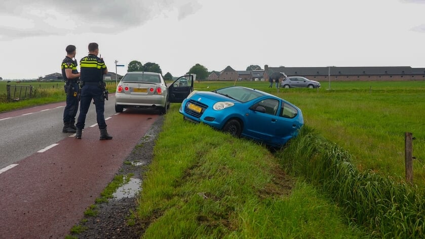 Auto belandt in greppel naast de Gewandeweg in Lithoijen