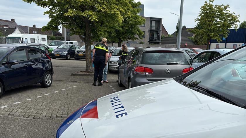 Inparkeren gaat mis: drie auto’s beschadigd