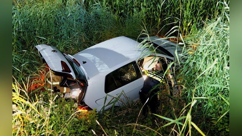 Auto crasht in Maren-Kessel, bestuurder mogelijk onder invloed van lachgas