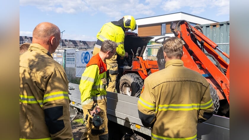 Kleine loader vat vlam op aanhanger in Geffen