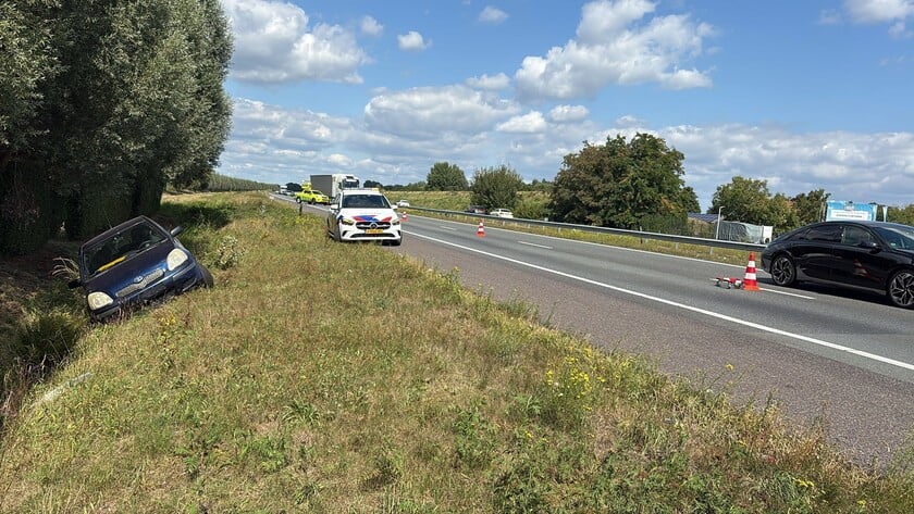 Auto beland in sloot langs A50 bij Schaijk