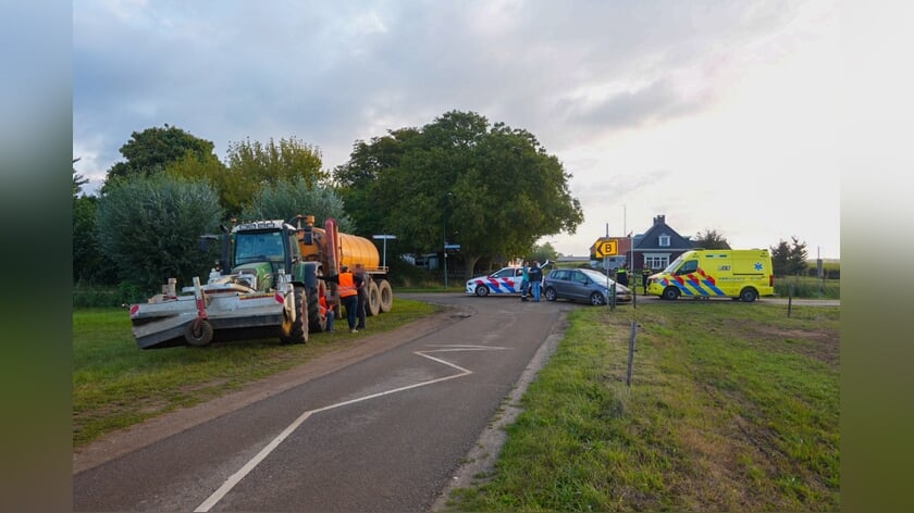 Auto en tractor botsen op kruising in Oijen
